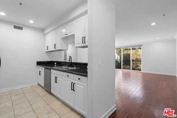 $699,000 | 1401 South St Andrews Place, Unit 201, Los Angeles, CA 90019