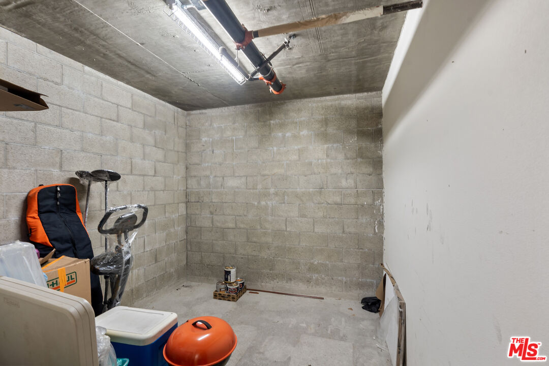 1401 South St Andrews Place, Unit 201 Los Angeles, CA 90019 - Photo 27 of 31