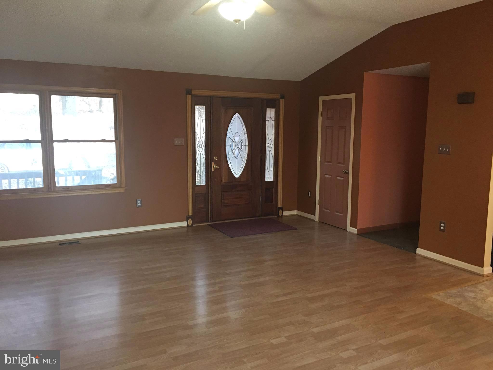 196 Cliff Road Linden, VA 22642 - Photo 5 of 25 Living Room