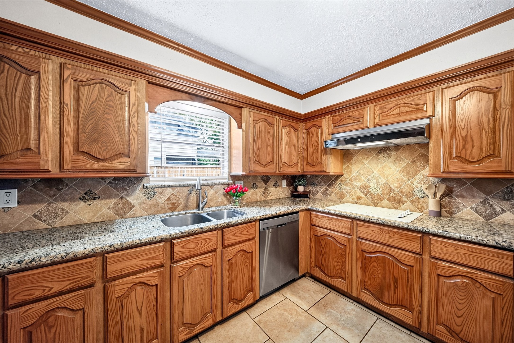 6507 Spring Leaf Drive Spring, TX 77379 - Photo 9 of 50 Get ready to whip up your favorite meal in this charming and functional kitchen with plenty of cabinet storage, granite countertops and plenty of workspace.