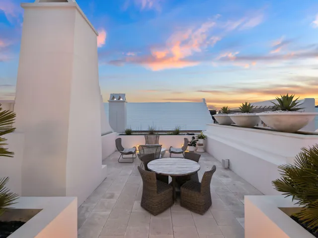 a view of entryway with livingroom