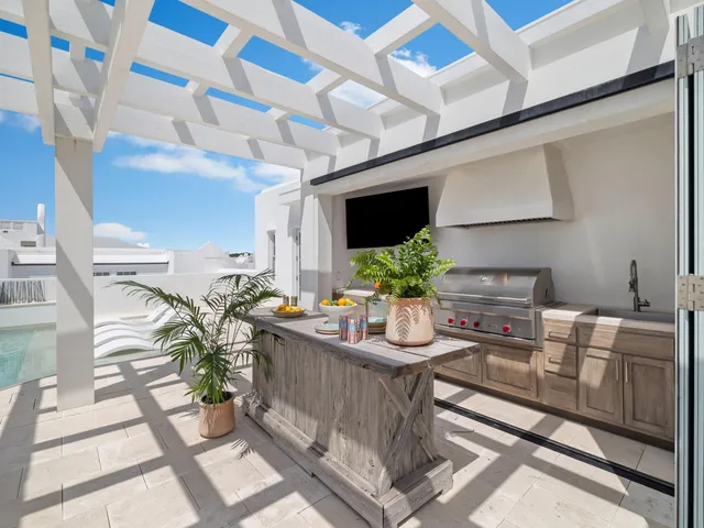 a view of a back yard