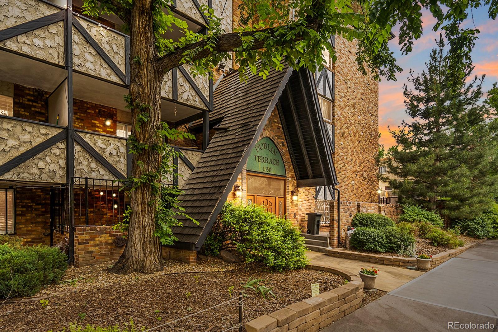 a view of a yard in front of a house