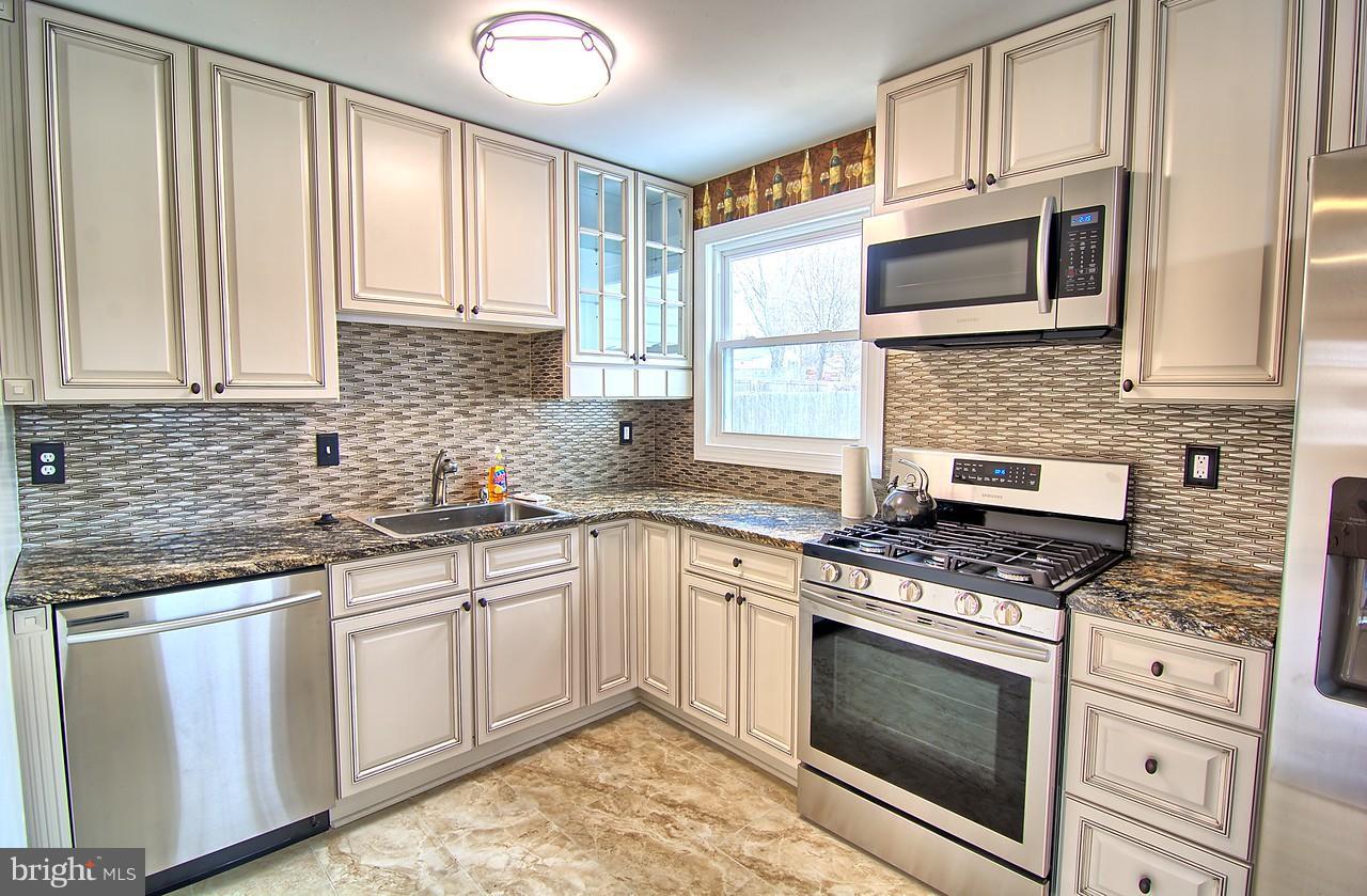 22 Wengate Road Owings Mills, MD 21117 - Photo 2 of 15 New Kitchen w/Stainless Steel Appl-s, Granite Tops