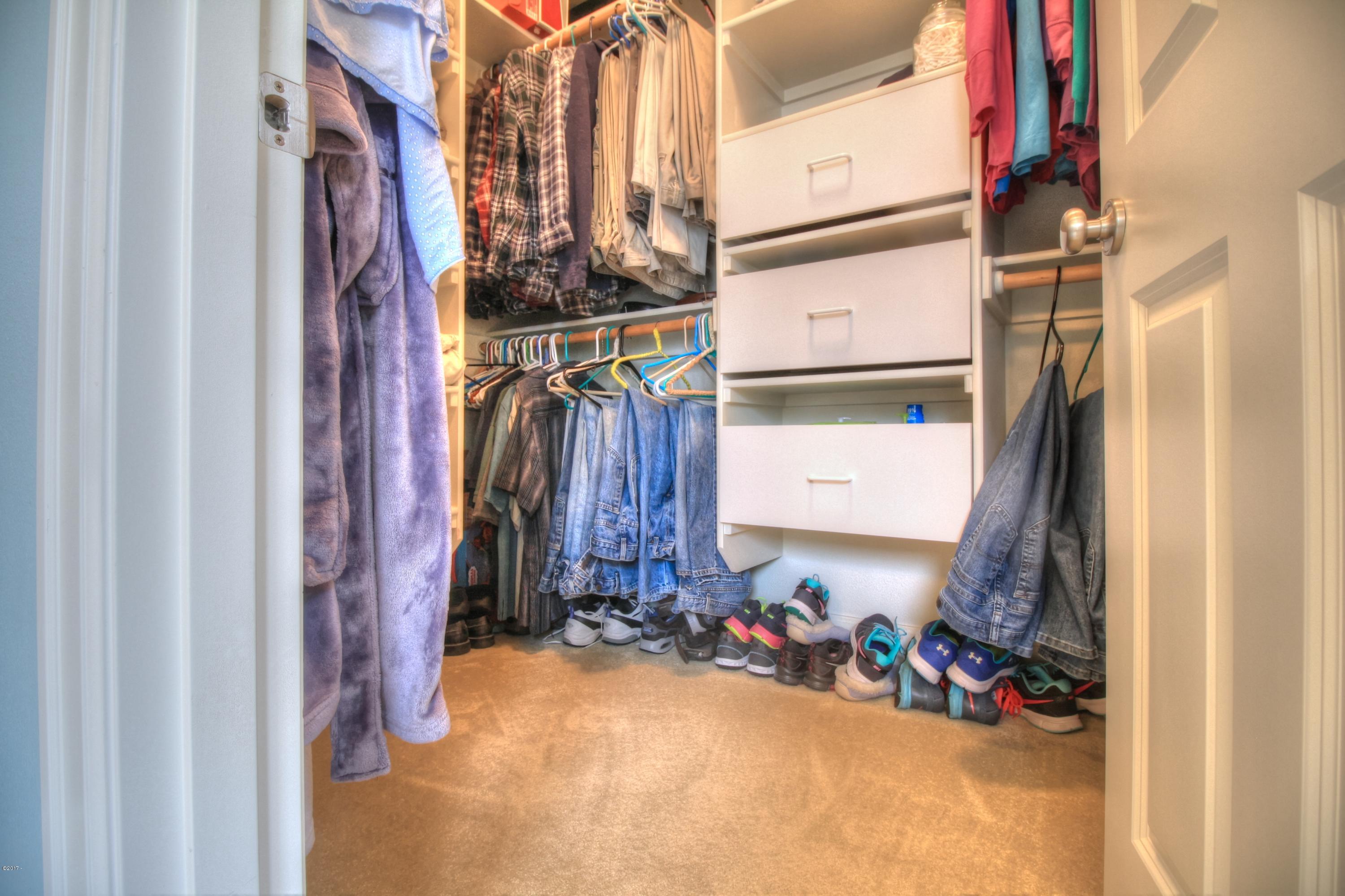 230 Southwest 60th Loop Newport, OR 97366 - Photo 16 of 42 Master Closet
