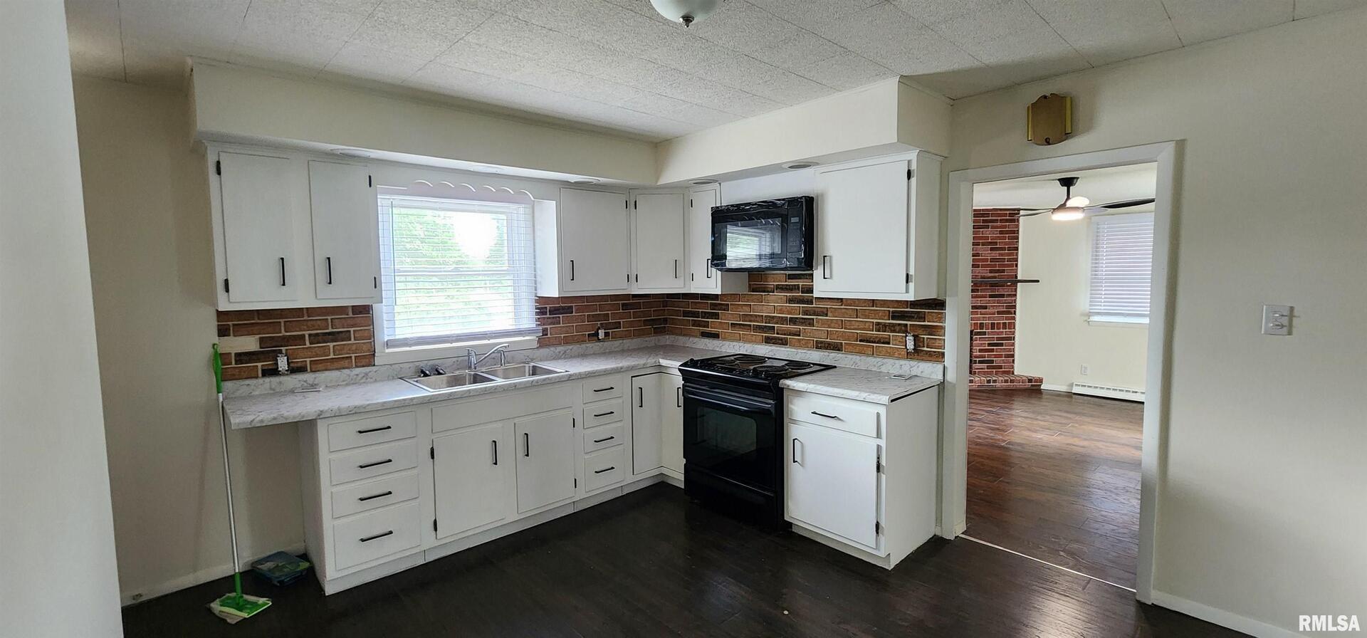 1713 North 5th Street Clinton, IA 52732 - Photo 7 of 22