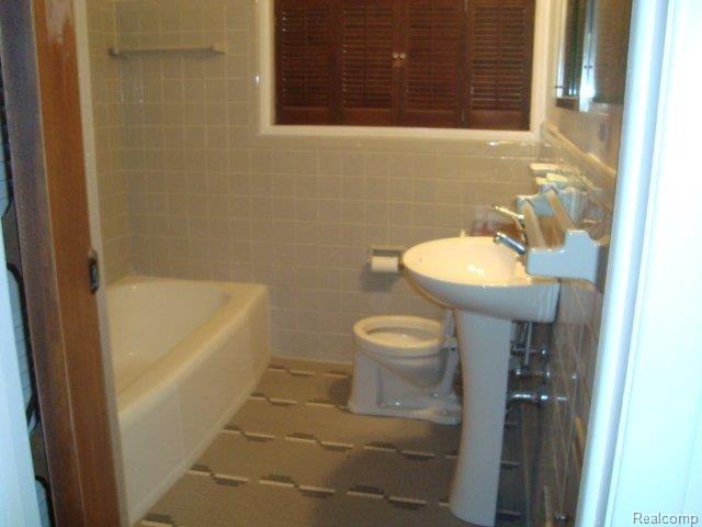 20113 Lahser Road Detroit, MI 48219 - Photo 5 of 9 071.JPG