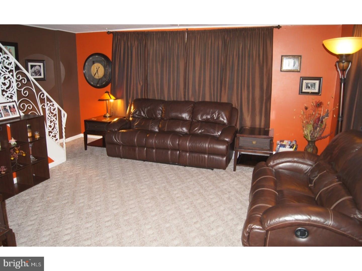 3502 Primrose Road Philadelphia, PA 19114 - Photo 6 of 24 Living Room