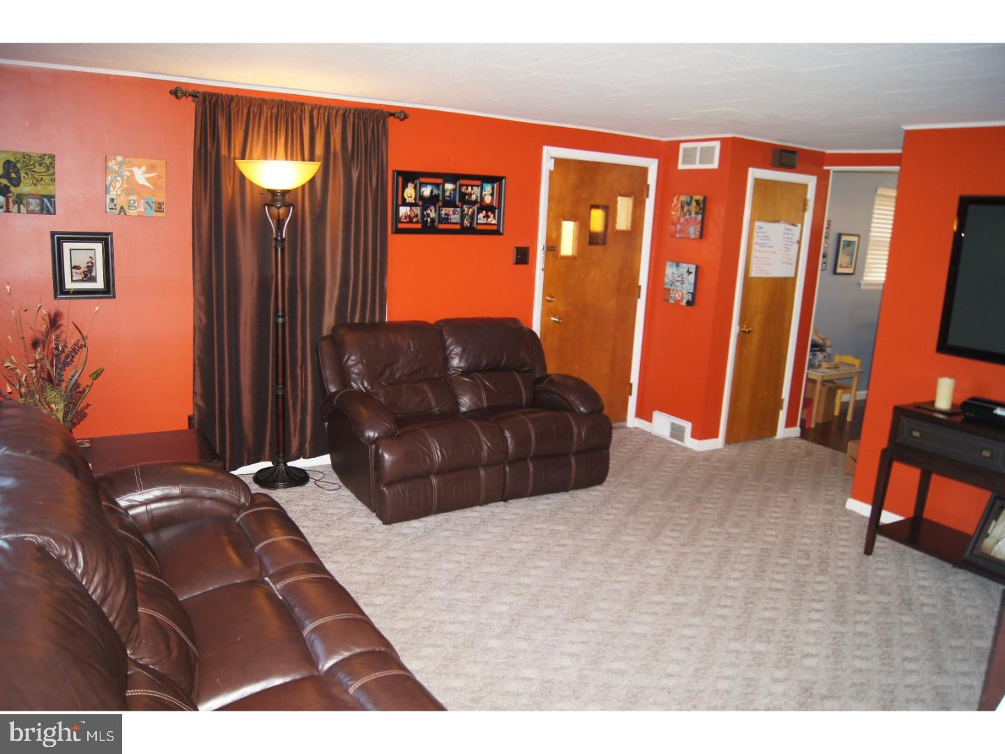 3502 Primrose Road Philadelphia, PA 19114 - Photo 8 of 24 Living Room