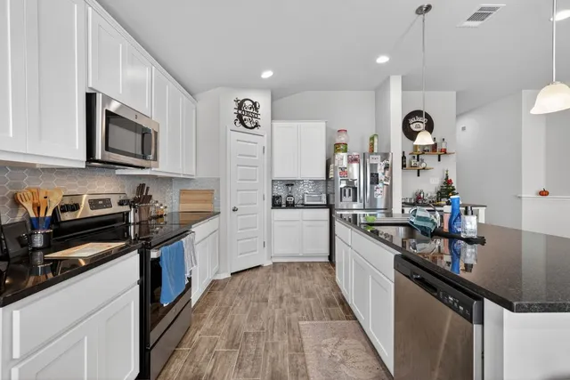 $2,300 | 20703 Ridgeview Road, Lago Vista, TX 78645