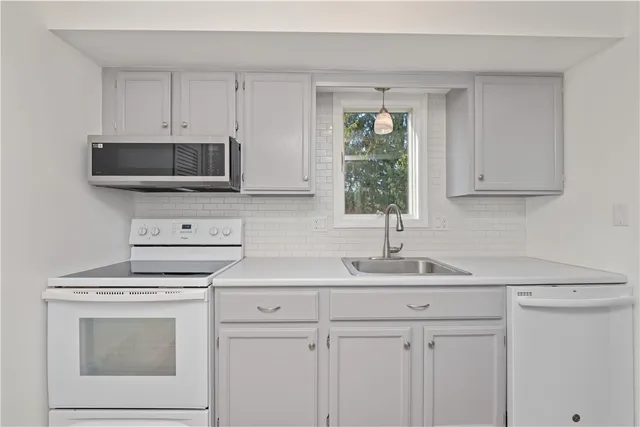 $179,900 | 40 Old Stone Lane, Greece, NY 14615