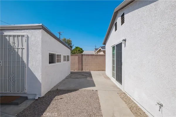 a view of a house with a backyard