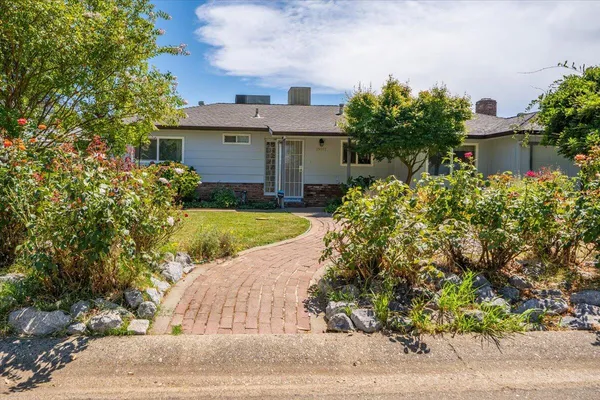 $379,900 | 19577 Medo Vale Lane, Redding, CA 96002