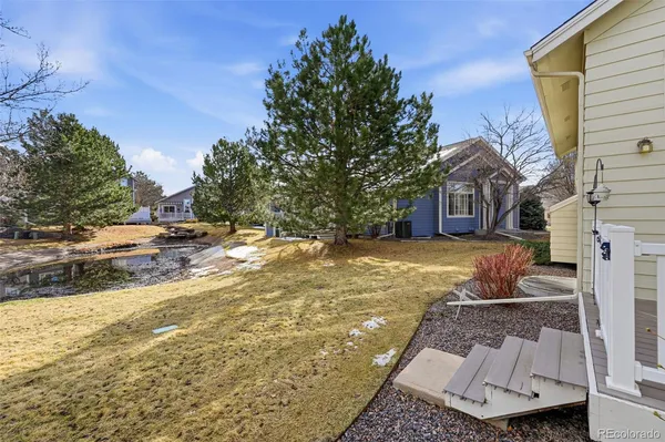 a view of a yard with an house