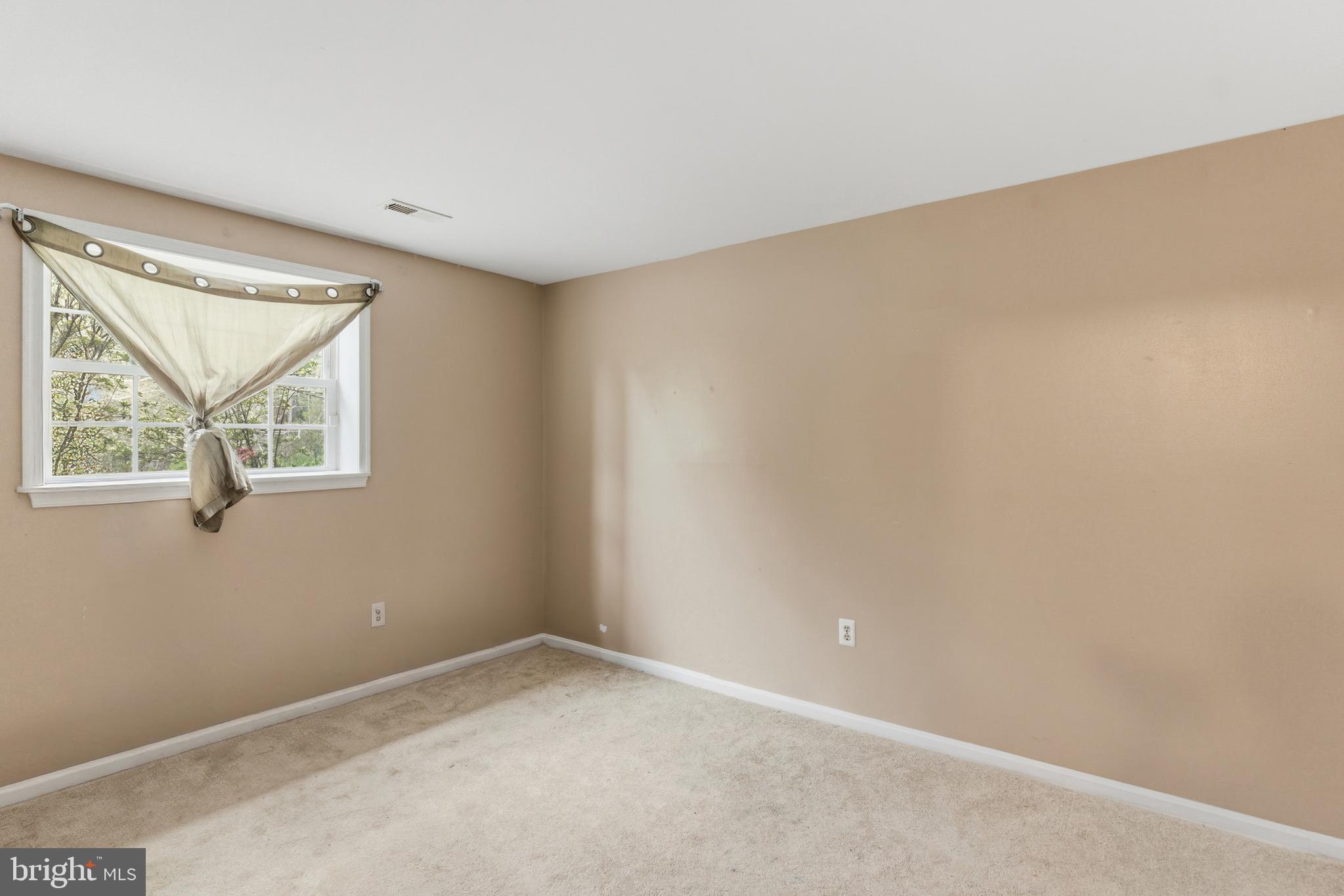 12574 Bristow Road Nokesville, VA 20181 - Photo 27 of 38 an empty room with a window