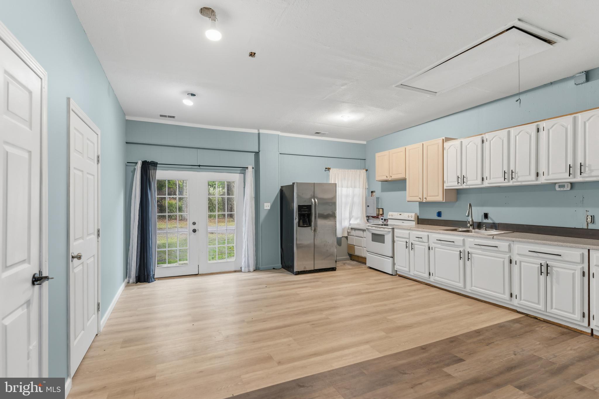 12574 Bristow Road Nokesville, VA 20181 - Photo 30 of 38 a kitchen with stainless steel appliances granite countertop a refrigerator and a sink