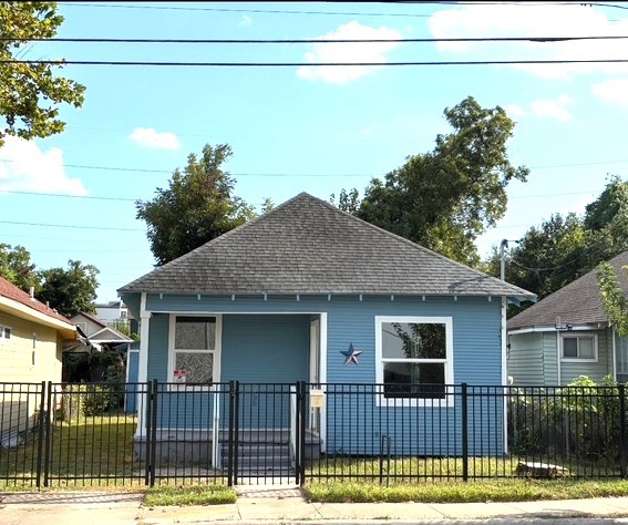 2007 Spring Street Houston, TX 77007 - Photo 3 of 18 a front view of a house with a street