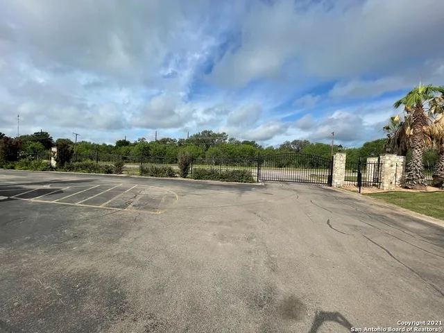 $31,500 | 117 Sutton Place, Unit 14, Uvalde, TX 78801