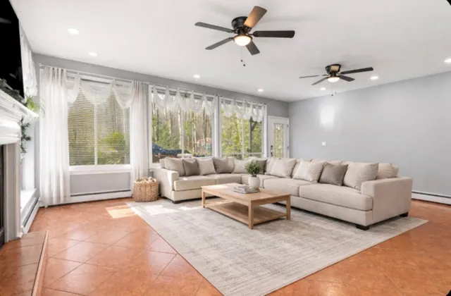 $789,000 | 314 Main Street, Plaistow, NH 03865