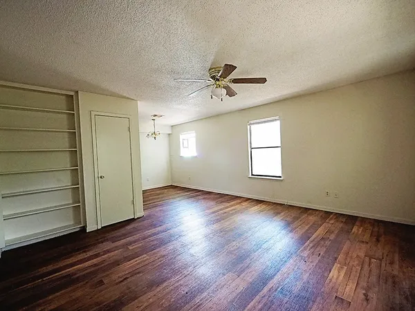 $1,100 | 115 South Frio Street, Unit H, Lockhart, TX 78644