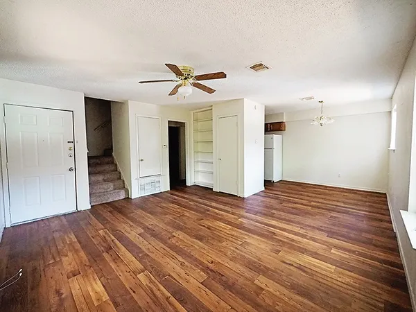 $1,100 | 115 South Frio Street, Unit H, Lockhart, TX 78644