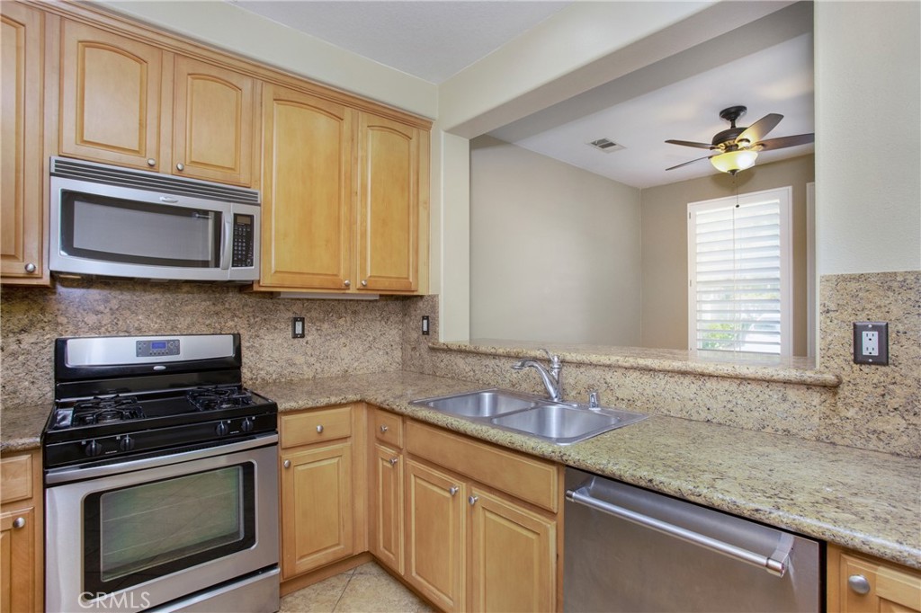 25 Thorp Spring Ladera Ranch, CA 92694 - Photo 12 of 46 Kitchen