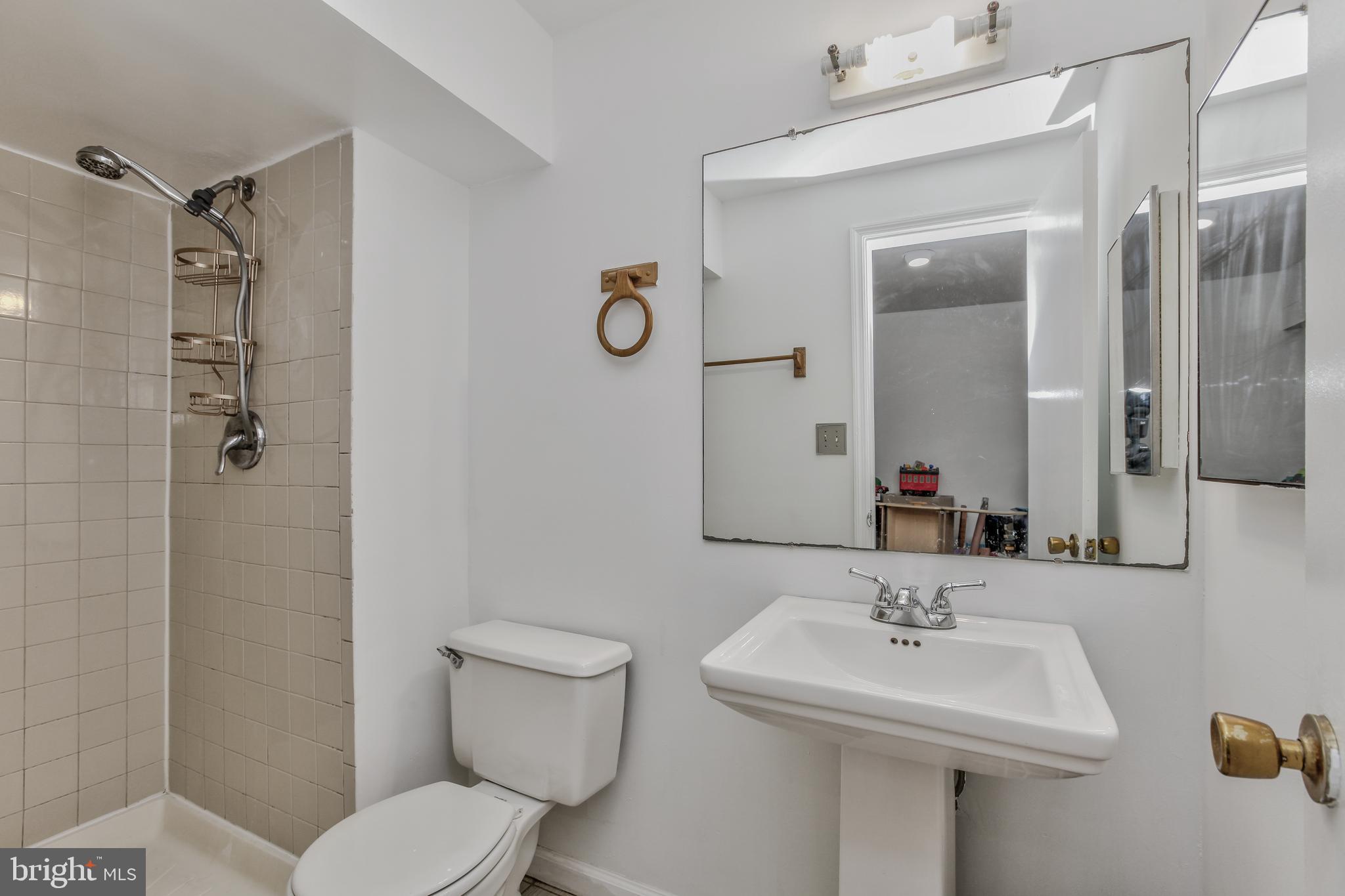 9129 Roundleaf Way Gaithersburg, MD 20879 - Photo 35 of 42 Gallery Image 35