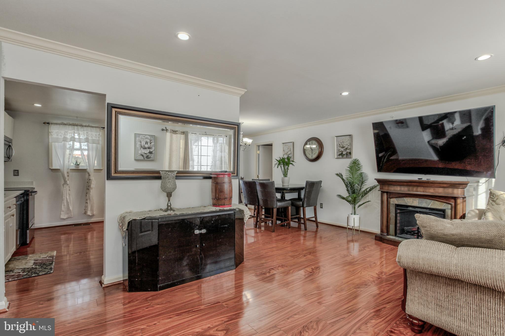 9129 Roundleaf Way Gaithersburg, MD 20879 - Photo 6 of 42 Gallery Image 6
