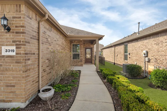 $305,000 | 3319 Chimney Swift Lane, Richmond, TX 77469