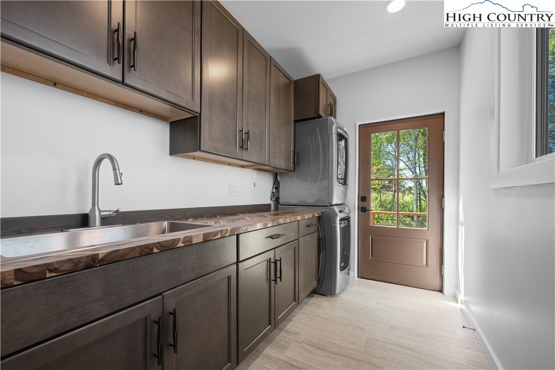 1075 Center Ct Drive Boone, NC 28607 - Photo 20 of 48 a kitchen with a sink cabinets and window
