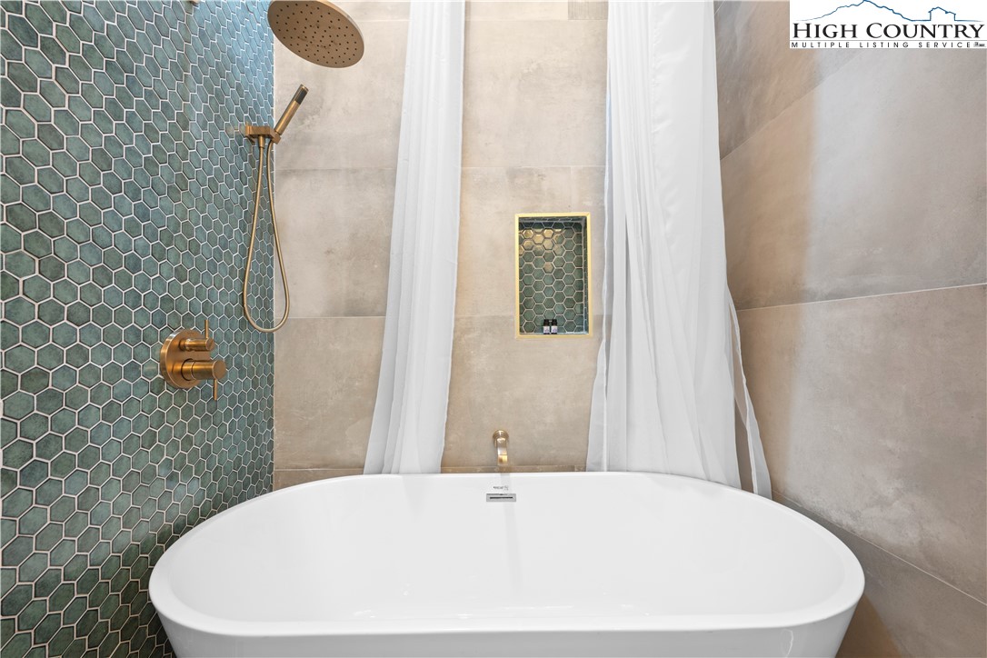 1075 Center Ct Drive Boone, NC 28607 - Photo 29 of 48 a bathroom with a bathtub