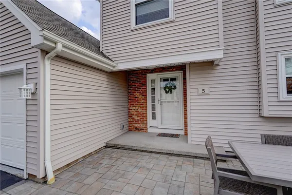 $389,900 | 5 Stonebridge Crescent, Perinton, NY 14450
