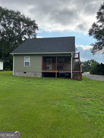 a view of a house with a backyard