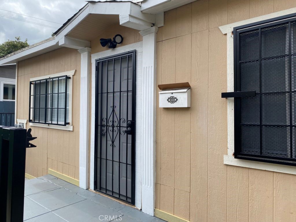 1140 1/2 South Oxford Avenue Los Angeles, CA 90006 - Photo 1 of 14 a view of front door of house