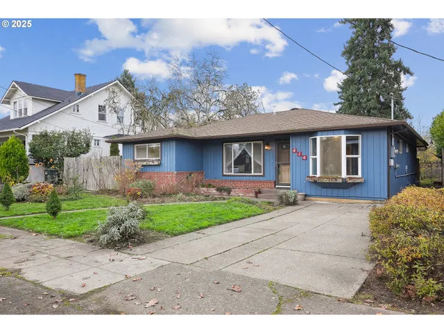 a view of a back yard of the house