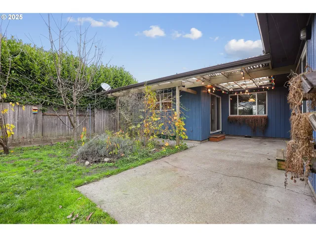 a view of a backyard