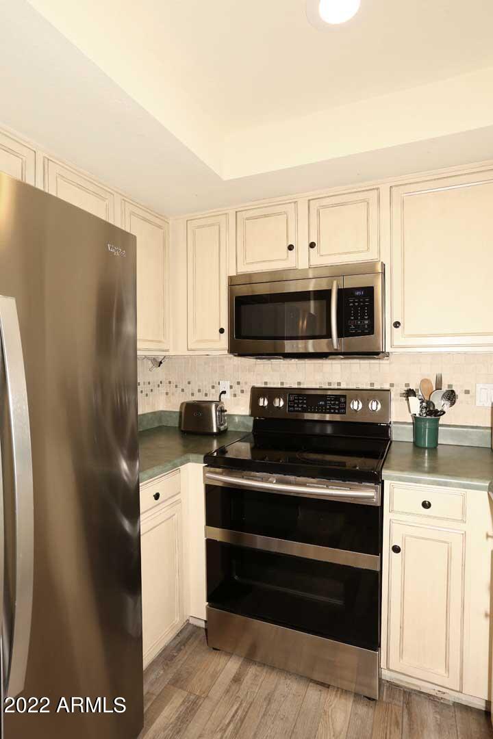 9705 East Mountain View Road, Unit 1032 Scottsdale, AZ 85258 - Photo 14 of 51 Kitchen-Range