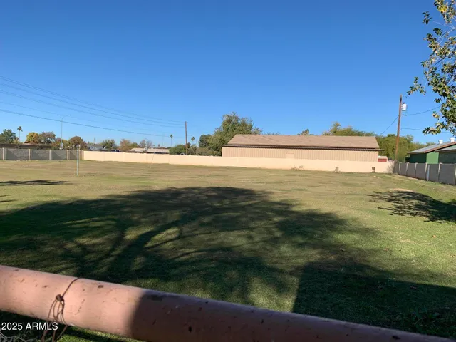 a view of a backyard