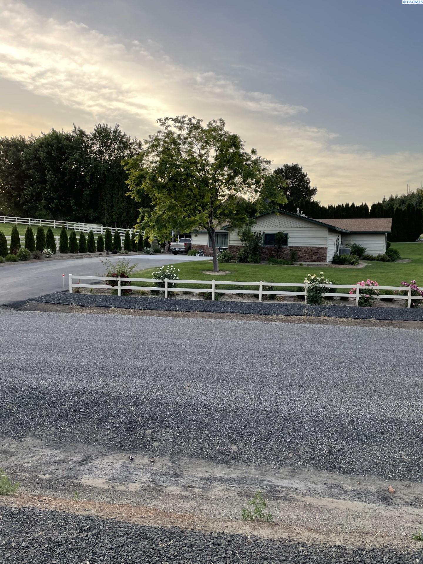 4904 South Toro Road Kennewick, WA 99338 - Photo 4 of 35 Gallery Image 4