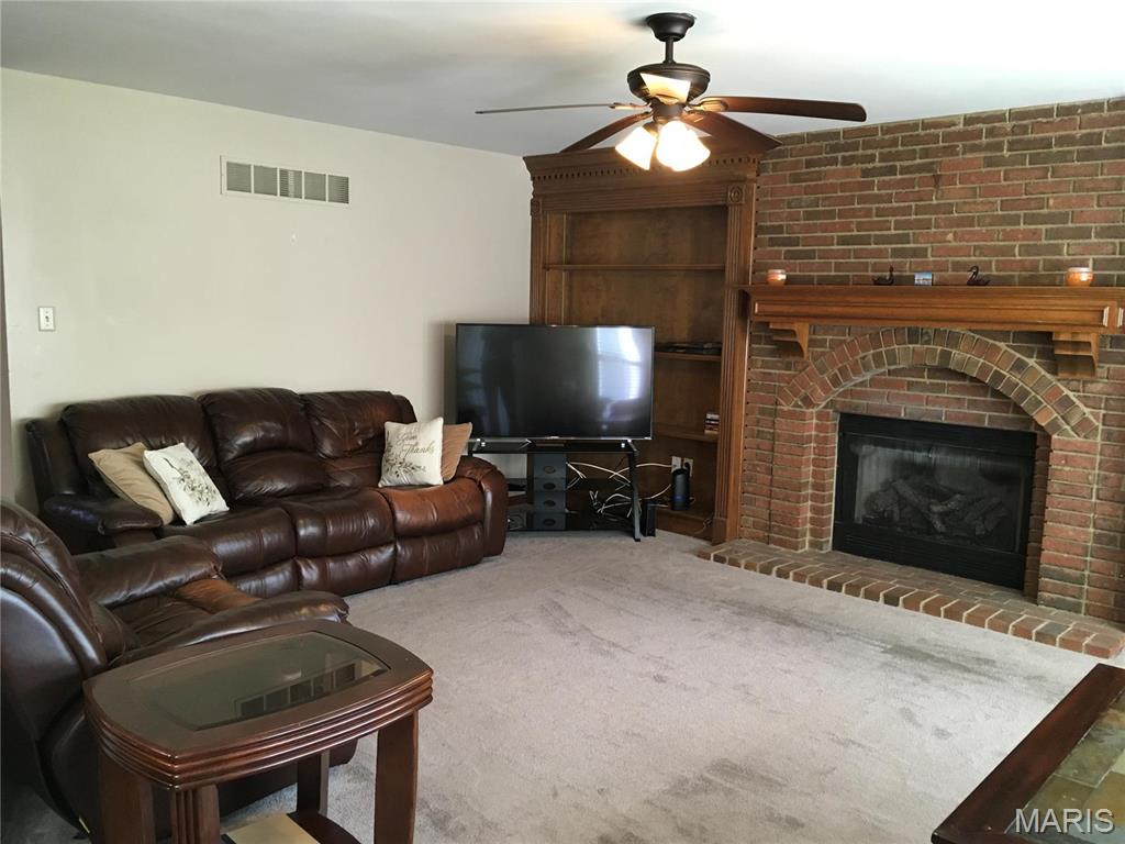 1111 Oak Borough Drive Ballwin, MO 63021 - Photo 5 of 49