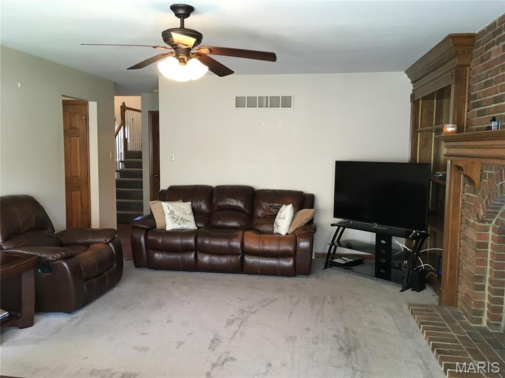 1111 Oak Borough Drive Ballwin, MO 63021 - Photo 8 of 49