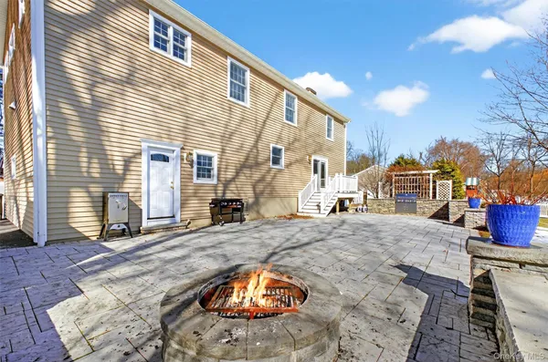 a view of a house with backyard