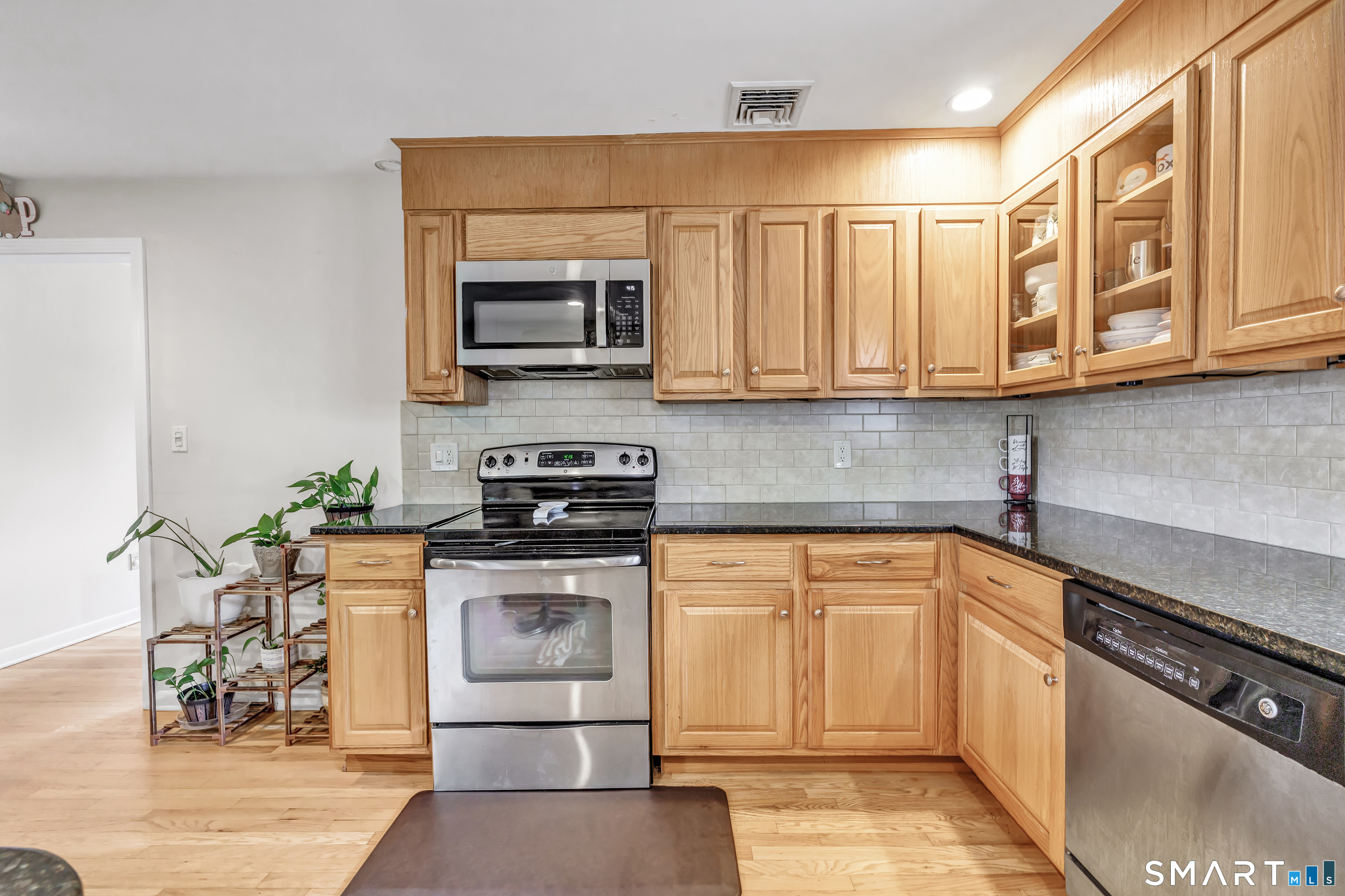 240 Blackhouse Road Trumbull, CT 06611 - Photo 10 of 40
