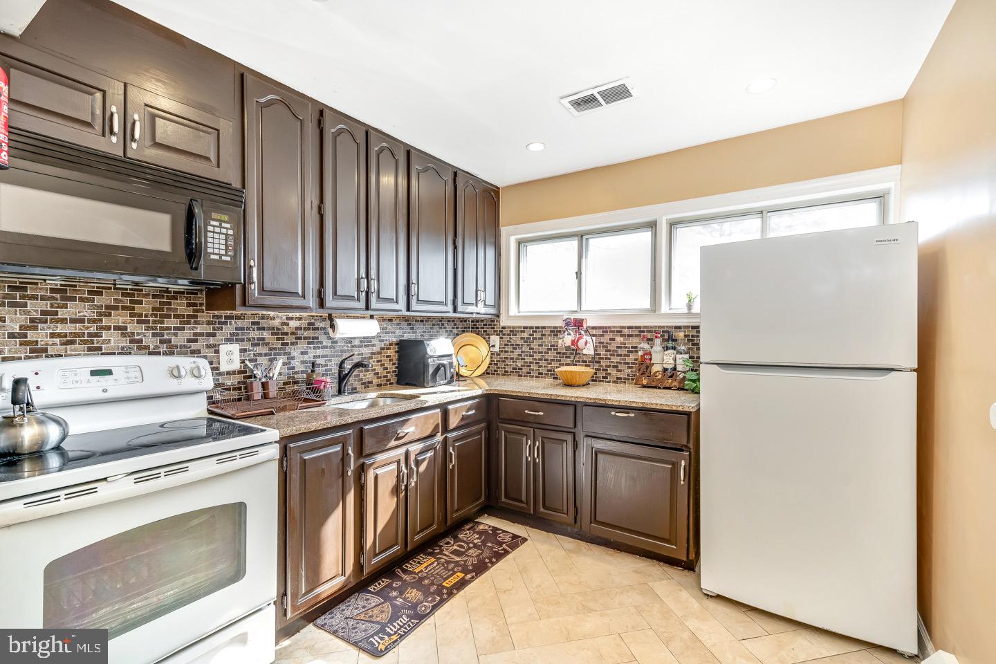 29 Gooseneck Road Levittown, PA 19057 - Photo 2 of 27