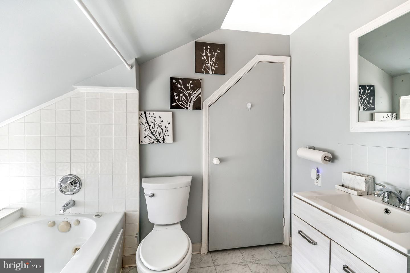 29 Gooseneck Road Levittown, PA 19057 - Photo 24 of 27 Upstairs Full Bathroom