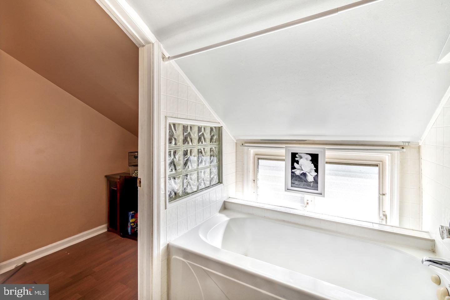 29 Gooseneck Road Levittown, PA 19057 - Photo 25 of 27 Upstairs Full Bathroom