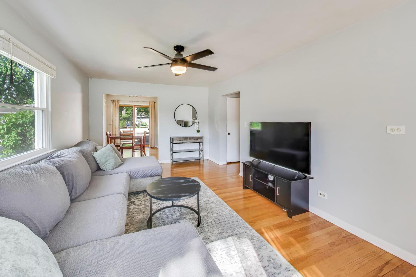 760 Spring Road Elmhurst, IL 60126 - Photo 4 of 27 Gallery Image 4