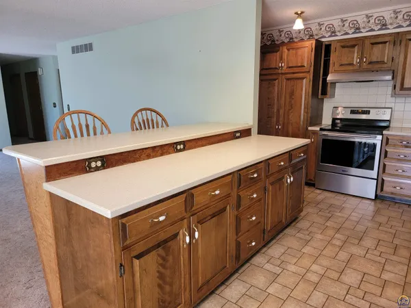$283,500 | 2520 Willow Lane, Emporia, KS 66801
