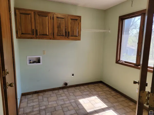 $283,500 | 2520 Willow Lane, Emporia, KS 66801