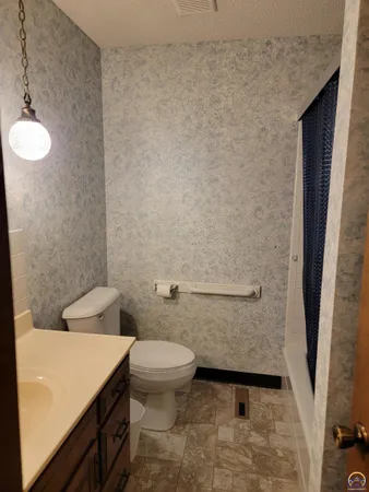 $283,500 | 2520 Willow Lane, Emporia, KS 66801